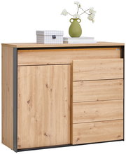 Kommode aus hellem Holz mit drei Schubladen und einer Tür, dekoriert mit einer grünen Vase und einer Box, seitliche Perspektive