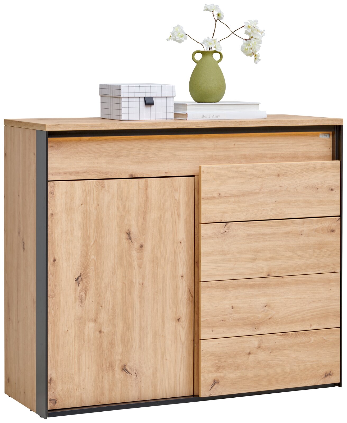 Kommode aus hellem Holz mit drei Schubladen und einer Tür, dekoriert mit einer grünen Vase und einer Box, seitliche Perspektive