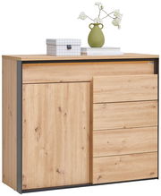 Kommode aus hellem Holz mit drei Schubladen und einer Tür, dekoriert mit einer grünen Vase und einer Box, seitliche Perspektive