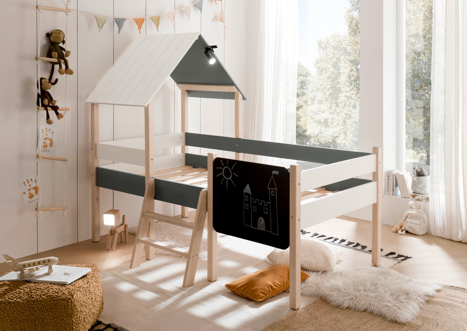 Hausbett für Kinder mit Leiter und Tafel, seitliche Perspektive