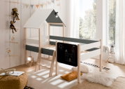 Hausbett für Kinder mit Leiter und Tafel, seitliche Perspektive