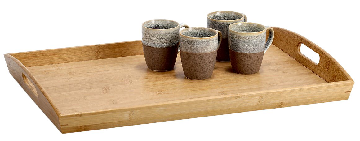 Holztablett mit vier Keramiktassen, seitliche Perspektive