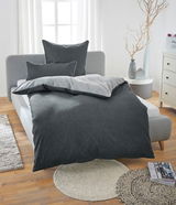 Bett mit grauer Melange-Flanell-Bettwäsche in einem hellen Schlafzimmer, Vorderansicht