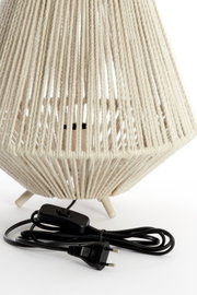 Nahaufnahme einer Tischleuchte mit einem Lampenschirm aus beigem Seilmaterial und einem schwarzen Kabel mit Schalter, von unten fotografiert.