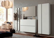 Moderne Garderobeneinrichtung mit Hängeschuhschrank, Spiegel und Garderobenpaneel in einem stilvollen Wohnzimmer. Seitliche Perspektive.