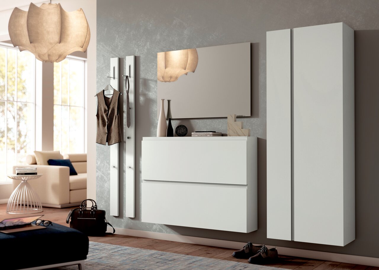 Moderne Garderobeneinrichtung mit Hängeschuhschrank, Spiegel und Garderobenpaneel in einem stilvollen Wohnzimmer. Seitliche Perspektive.