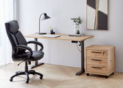 Elektrisches Fußgestell in einem modernen Büro mit einem höhenverstellbaren Schreibtisch aus Holz, einem schwarzen Bürostuhl und einem Rollcontainer. Perspektive von vorne.