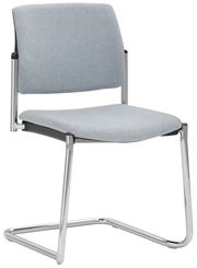 Moderner Freischwinger-Stuhl mit hellgrauem Stoffbezug und verchromtem Gestell, seitliche Perspektive