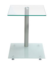 Moderner Beistelltisch mit zwei Glasplatten und Metallgestell, Frontalansicht