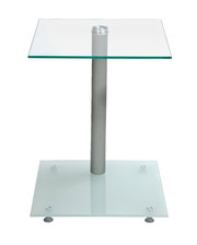 Moderner Beistelltisch mit zwei Glasplatten und Metallgestell, Frontalansicht
