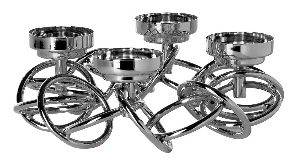 Vooraanzicht in licht bovenperspectief van een moderne zilverkleurige metalen kaarsenhouder met vijf ronde houders en een sierlijk verweven ringdesign.