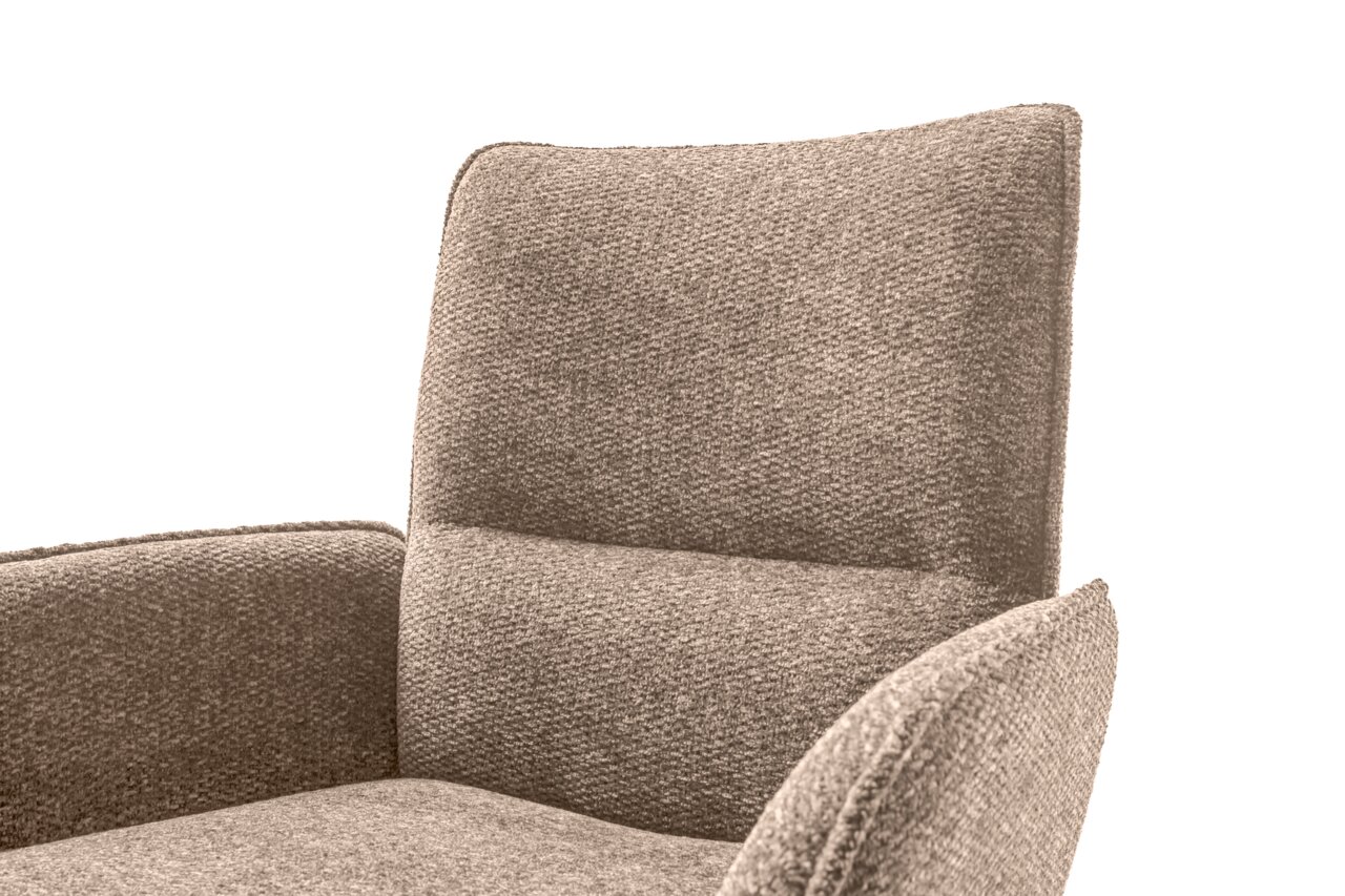 Nahaufnahme eines beigen Armlehnstuhls aus Stoff, seitliche Perspektive