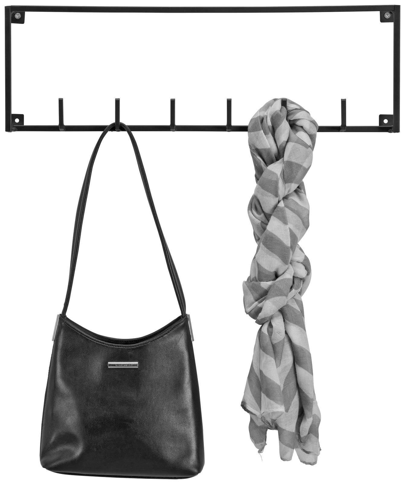 Schwarze Hakenleiste mit sechs Haken, frontal abgebildet, mit einer schwarzen Tasche und einem grauen Schal daran hängend.