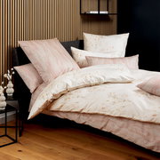 Bettwäsche-Set Janine CARMEN in einem modernen Schlafzimmer, mit floralem Muster und sanften Farben, seitliche Perspektive