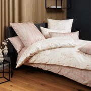 Bettwäsche-Set Janine CARMEN in einem modernen Schlafzimmer, mit floralem Muster und sanften Farben, seitliche Perspektive