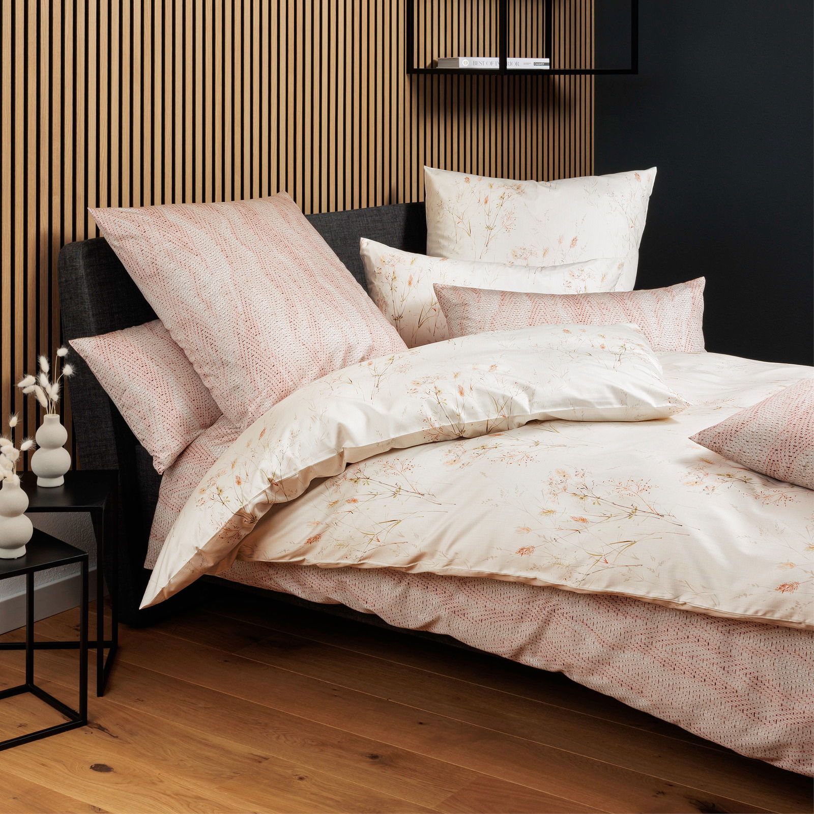 Bettwäsche-Set Janine CARMEN in einem modernen Schlafzimmer, mit floralem Muster und sanften Farben, seitliche Perspektive
