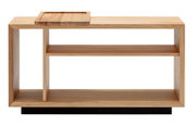 Holzregal mit Tablett, frontal betrachtet, mit zwei Ablageflächen und einem abnehmbaren Tablett auf der oberen Fläche.
