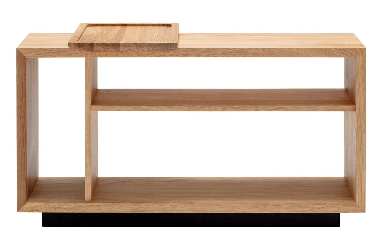 Holzregal mit Tablett, frontal betrachtet, mit zwei Ablageflächen und einem abnehmbaren Tablett auf der oberen Fläche.