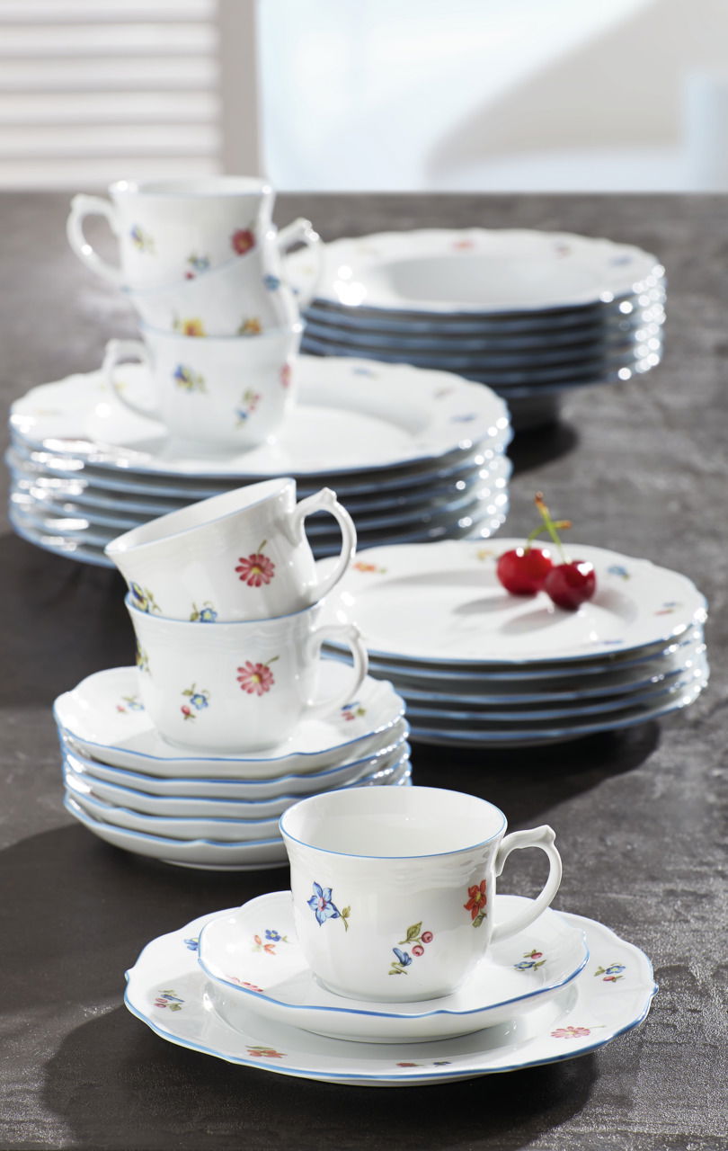 Kombiservice Sonate 30-tlg. mit floralem Muster, bestehend aus gestapelten Tassen und Tellern, seitliche Perspektive