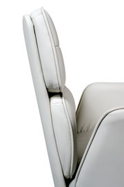 Seitliche Ansicht eines weißen Drehstuhls mit gepolsterter Rückenlehne.