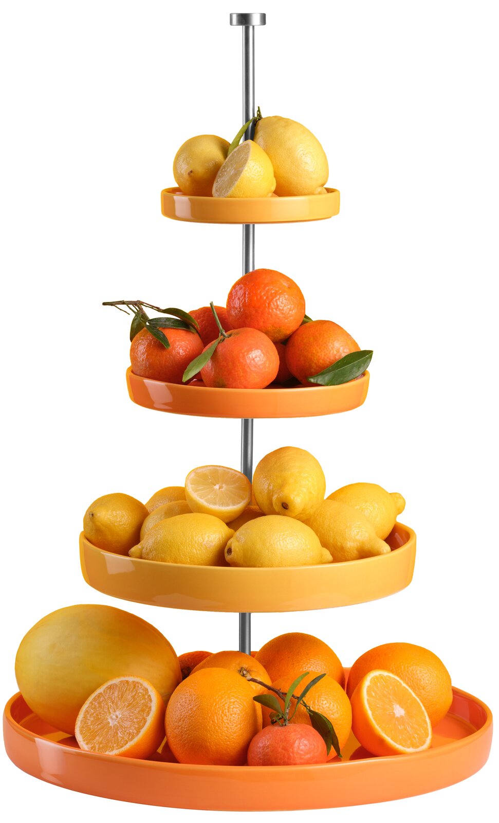 Vierstöckige Etagere mit orangefarbenen Tellern und Metallstange, gefüllt mit Zitronen, Mandarinen und Orangen, freigestellt auf weißem Hintergrund, Frontansicht.