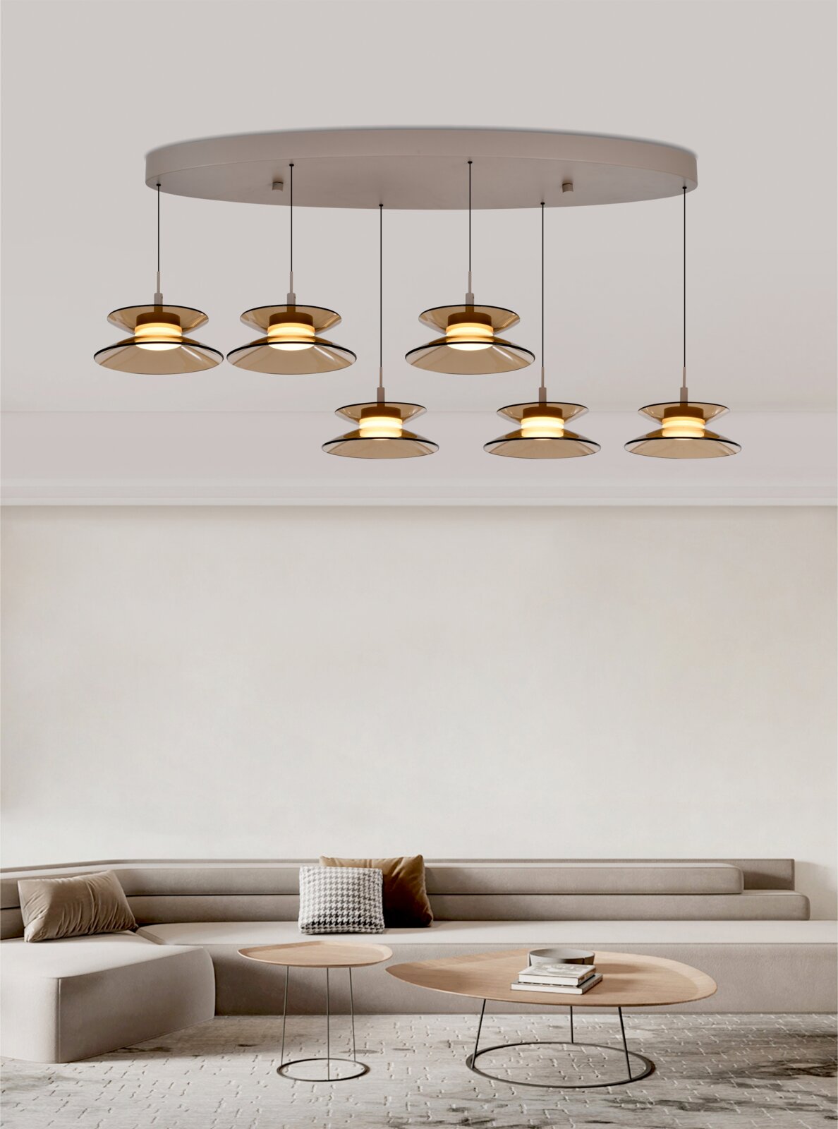 Moderne zevenlichts hanglamp met amberkleurige glazen kappen en warme verlichting, vanuit een licht laag vooraanzicht in een minimalistische woonkamer