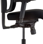 Seitenansicht eines schwarzen Drehstuhls mit verstellbarer Sitzhöhe und Armlehne.