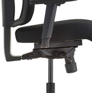 Seitenansicht eines schwarzen Drehstuhls mit verstellbarer Sitzhöhe und Armlehne.