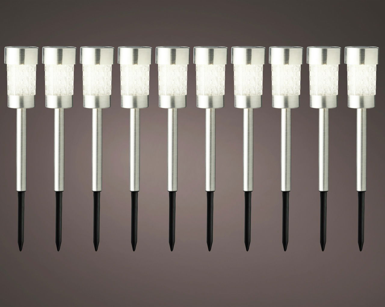 Reihe von zehn Edelstahl-Solarstabbeleuchten mit schwarzem Erdspieß, frontale Ansicht