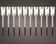 Reihe von zehn Edelstahl-Solarstabbeleuchten mit schwarzem Erdspieß, frontale Ansicht