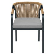 Vorderansicht eines modernen Stapelsessels mit grauem Sitzkissen und geflochtener Rückenlehne.