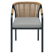 Vorderansicht eines modernen Stapelsessels mit grauem Sitzkissen und geflochtener Rückenlehne.