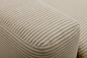 Nahaufnahme eines beigen, gerippten Stoffes eines Funktionssofas, seitliche Perspektive.