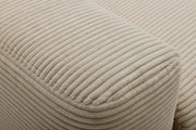 Nahaufnahme eines beigen, gerippten Stoffes eines Funktionssofas, seitliche Perspektive.