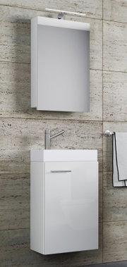 Modernes weißes Badezimmer-Waschplatz-Set mit wandhängendem Waschtischunterschrank, Aufsatzwaschbecken, Spiegel und LED-Spiegelleuchte, frontal in leichter Seitenansicht an grauer Fliesenwand.