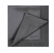 Graphitfarbene Serviette, Set aus zwei Stück, 50x50 cm, mit sichtbarem Markenlogo 'JOOP!' in der Ecke, aus einer leicht erhöhten Perspektive fotografiert.