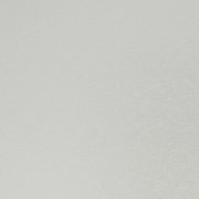 Nahaufnahme eines weißen Fertigvorhangs mit feiner Textur.