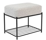Moderner Hocker mit grauem Polster und schwarzem Metallgestell, seitliche Perspektive