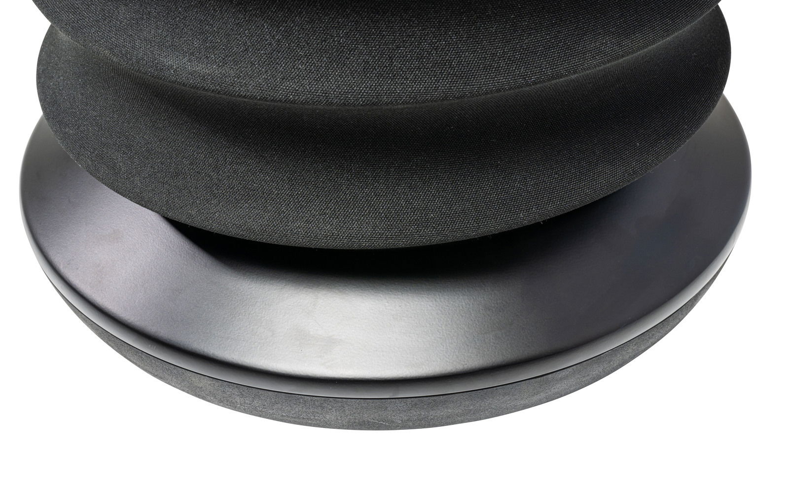 Nahaufnahme eines schwarzen Schwinghockers von oben, der die gepolsterte Sitzfläche und die stabile Basis zeigt.