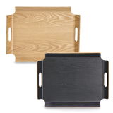 Zwei Serviertabletts aus Holz, eines in natürlicher Holzfarbe und das andere in Schwarz, mit seitlichen Griffen, aus der Vogelperspektive.