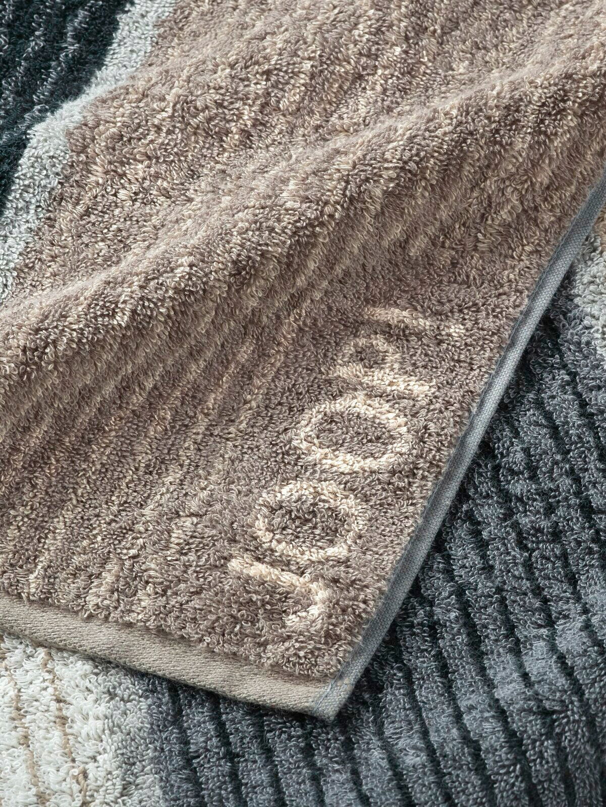 JOOP! Handtuch SIGNATURE Nahaufnahme eines gestreiften JOOP! Handtuchs in verschiedenen Grautönen mit eingewebtem Logo.