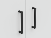 Zwei schwarze Griffe an einer weißen Schranktür, Frontalansicht