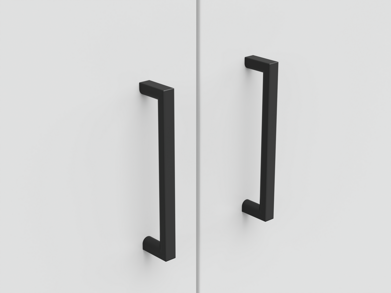 Zwei schwarze Griffe an einer weißen Schranktür, Frontalansicht