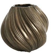 Nahaufnahme einer dekorativen Vase mit spiralförmigem Design in antikem Goldton.