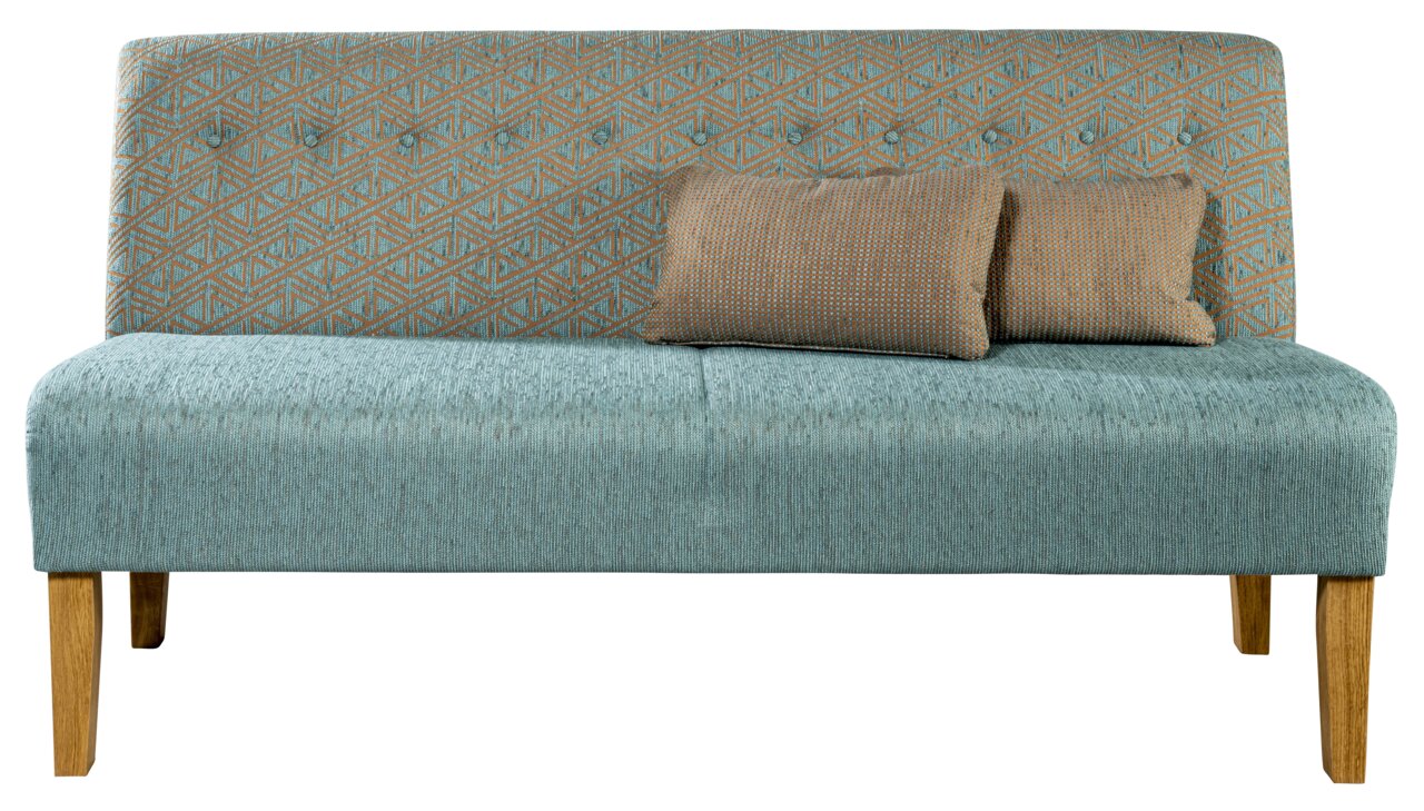Frontalansicht eines modernen 2-Sitzer-Sofas in Türkis mit geometrisch gemusterter Rückenlehne in Türkis/Orange, zwei passenden Kissen und Holzbeinen