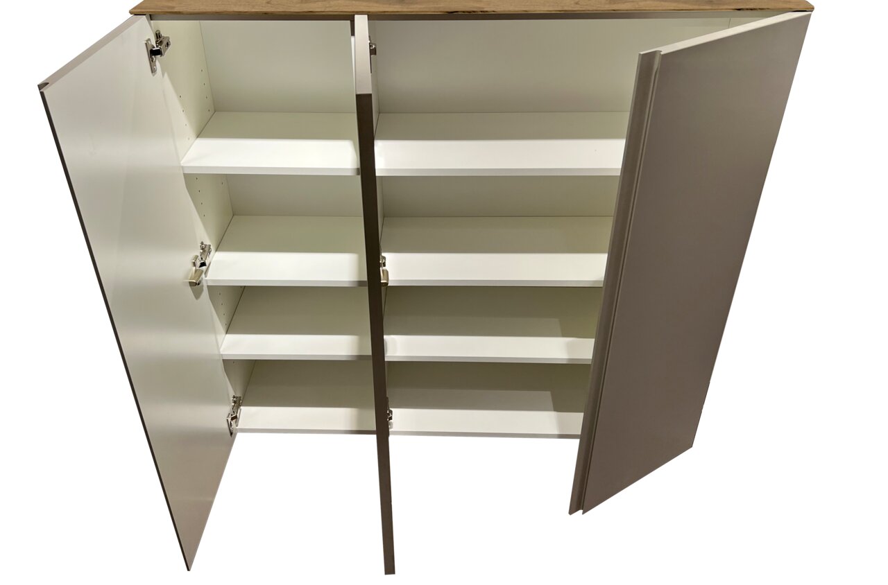 Offener XL-Hängeschuhschrank mit drei Türen und mehreren Regalböden, aus der Vogelperspektive fotografiert.