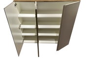 Offener XL-Hängeschuhschrank mit drei Türen und mehreren Regalböden, aus der Vogelperspektive fotografiert.