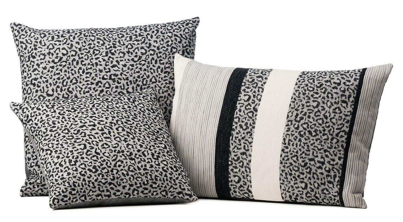 GÖZZE Kissenhülle LEONA Drei Kissen mit Leopardenmuster und Streifen, frontal fotografiert.