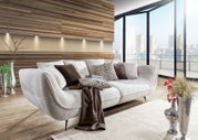 Großes, elegantes Megasofa in einem modernen Wohnzimmer mit Holzverkleidung und großen Fenstern, seitliche Perspektive.