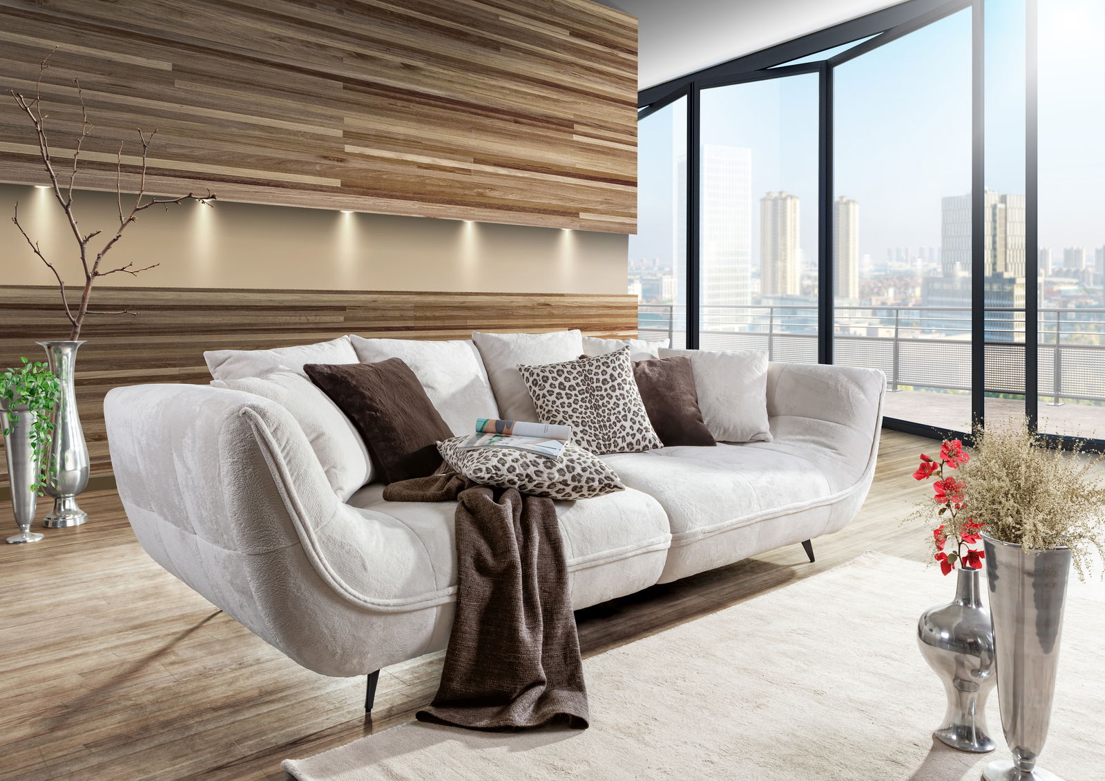 Großes, elegantes Megasofa in einem modernen Wohnzimmer mit Holzverkleidung und großen Fenstern, seitliche Perspektive.